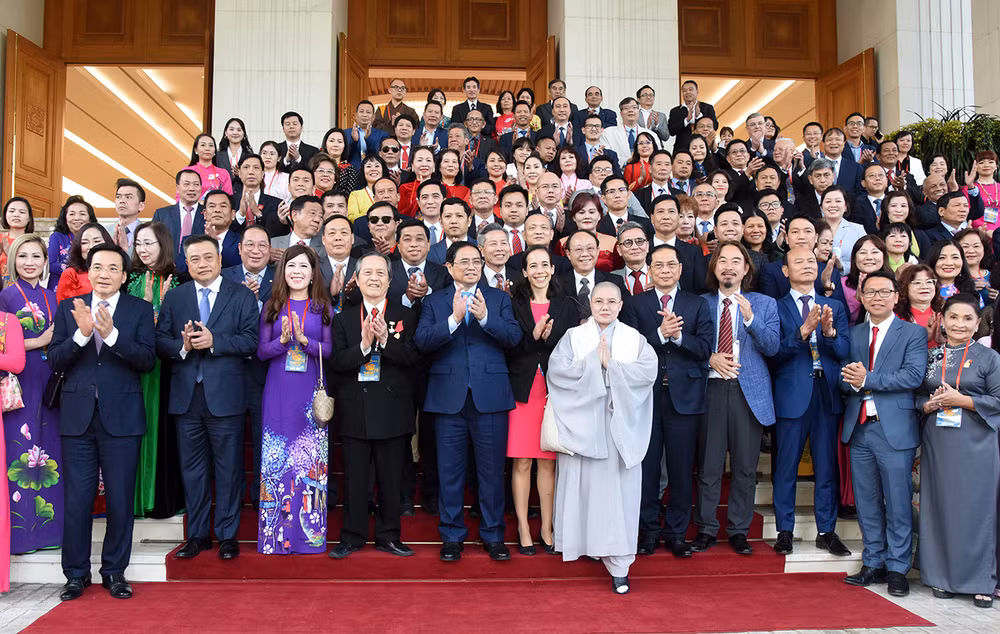 Thủ tướng Phạm Minh Chính chụp ảnh chung với kiều bào tiêu biểu dự chương trình Xuân Quê hương 2023.