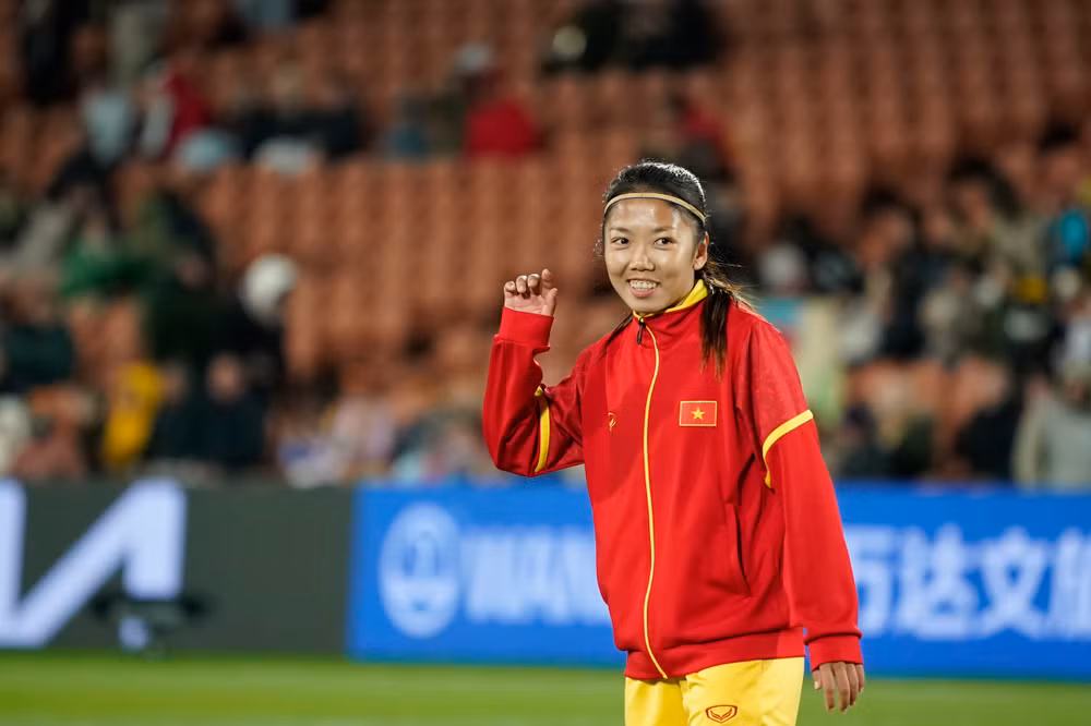 Đội trưởng Huỳnh Như tươi tắn trước trận đấu.