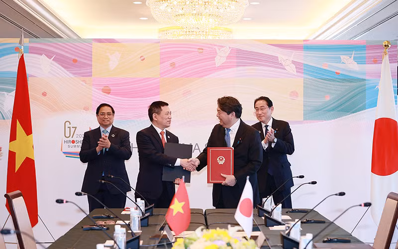 Thủ tướng Phạm Minh Chính và Thủ tướng Kishida Fumio chứng kiến lễ trao đổi văn bản ký kết dự án ODA. (Ảnh: DƯƠNG GIANG)