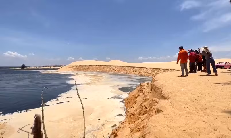 Vị trí sạt lở có chiều dài khoảng 70-80m, chiều ngang nước lấn vào đồi cát khoảng 25m.