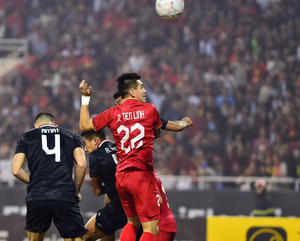 Bàn thắng đánh đầu tuyệt phẩm của Tiến Linh giúp đội tuyển Việt Nam ấn định chiến thắng 2-0.