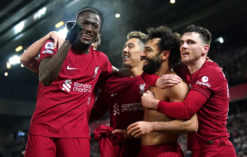 Mohamed Salah (thứ hai từ phải sang) ăn mừng cú đúp cùng các đồng đội. (Ảnh: TheIndependent)