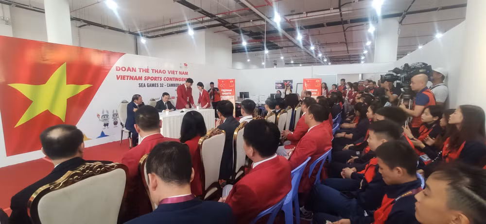 Ban huấn luyện và các vận động viên lắng nghe ý kiến của lãnh đạo