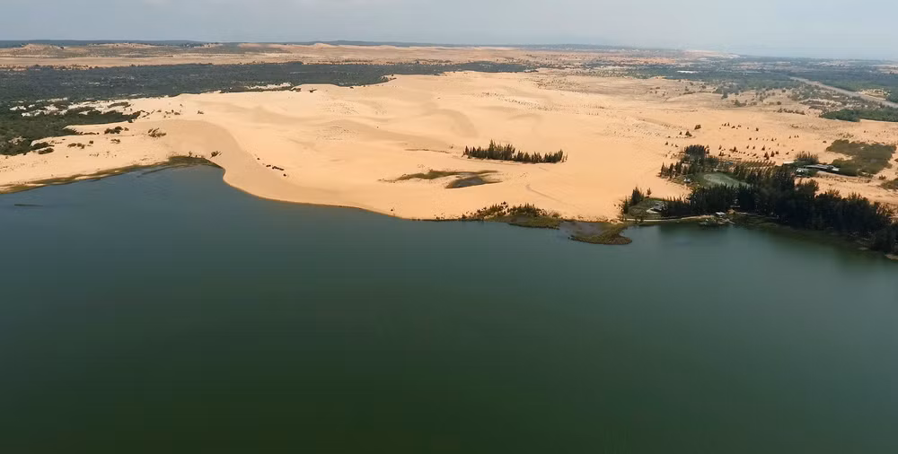 Hồ Bàu Bà và Đồi cát Trinh Nữ, thuộc danh thắng Bàu Trắng nổi tiếng của huyện Bắc Bình, tỉnh Bình Thuận nhìn từ trên cao.