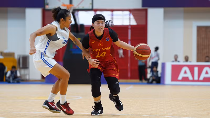 Trương Thảo Vy dẫn bóng.