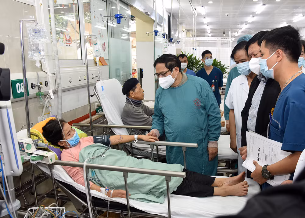 Thủ tướng thăm hỏi bệnh nhân đang điều trị tại Trung tâm Cấp cứu A9 - Bệnh viện Bạch Mai.
