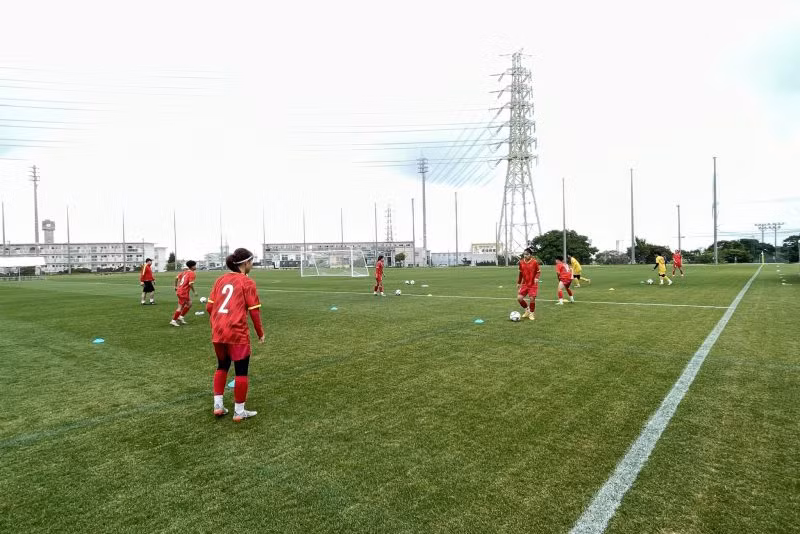 Buổi tập đầu tiên của U17 nữ Việt Nam tại Okinawa. (Ảnh: VFF)