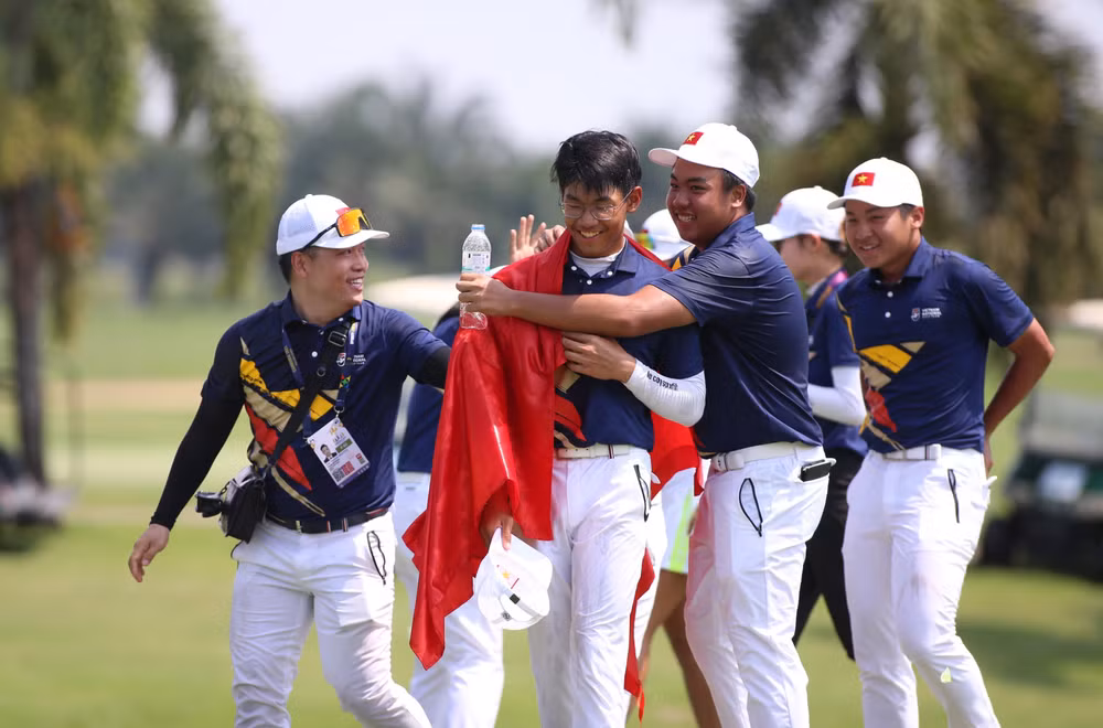 Các thành viên đội tuyển golf Việt Nam ăn mừng cùng Lê Khánh Hưng.