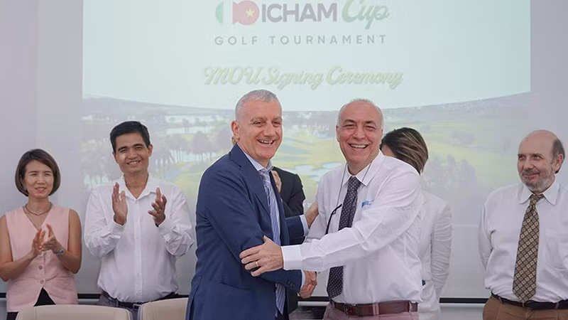 Ban tổ chức và đại diện các đơn vị tài trợ giải đấu. 