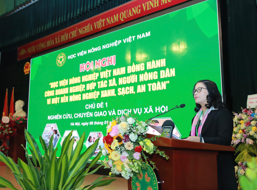 Giám đốc Học viện Nông nghiệp Việt Nam Nguyễn Thị Lan phát biểu khai mạc hội nghị. 