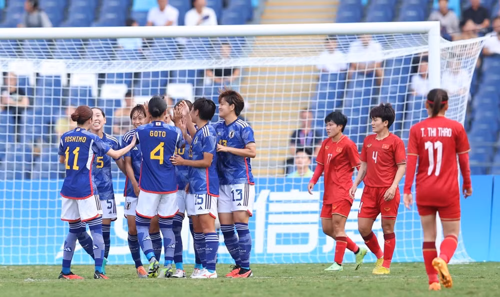 Các cầu thủ Nhật Bản áp đảo hoàn toàn đội tuyển nữ Việt Nam. (Ảnh: LL)