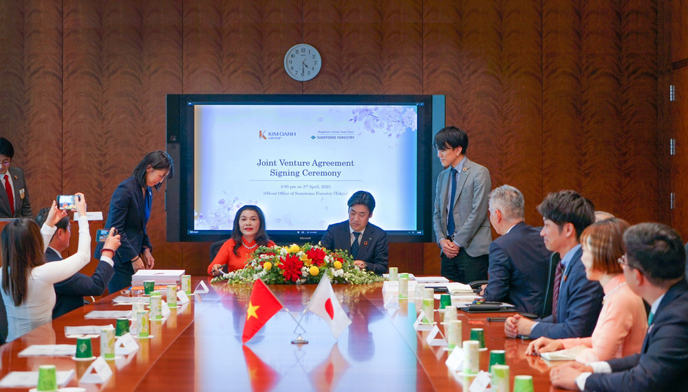 Bà Đặng Thị Kim Oanh - Chủ tịch HĐQT Kim Oanh Group và ông Kenji Inui - Giám đốc Điều hành, Phó Giám đốc Khối Nhà ở, Xây dựng và Bất động sản toàn cầu Tập đoàn Sumitomo Forestry thực hiện nghi thức ký kết hợp tác chiến lược.