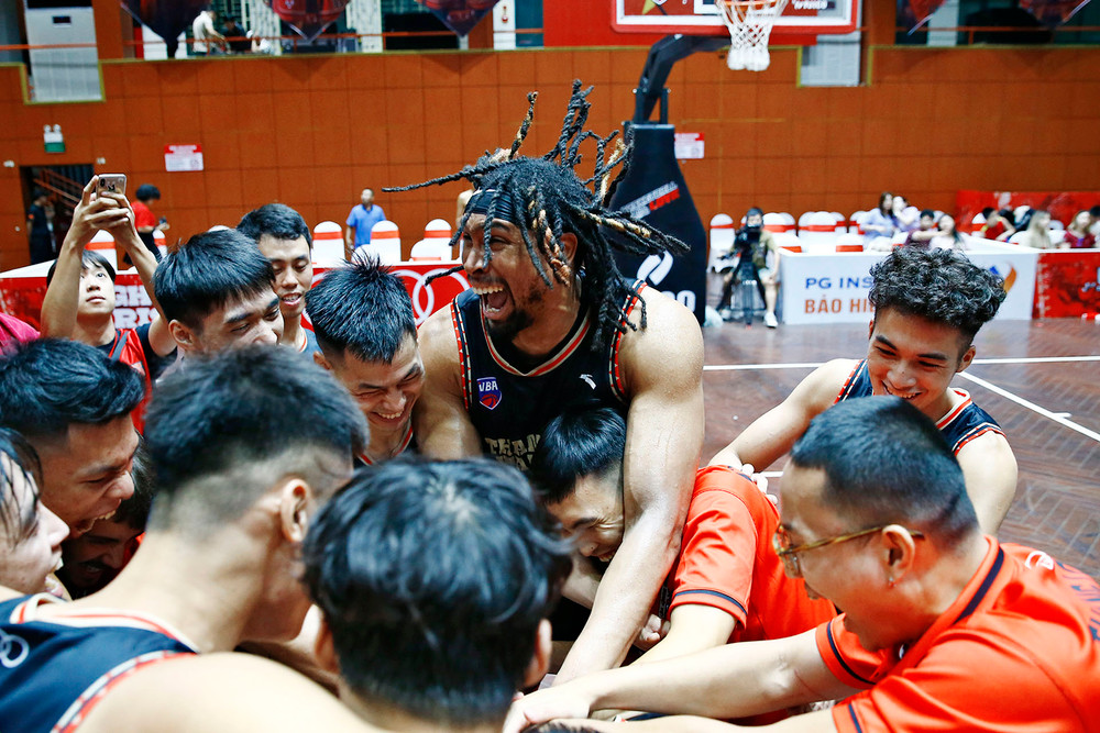 Thang Long Warriors ăn mừng chiến thắng đầy cảm xúc. (Ảnh: VBA)