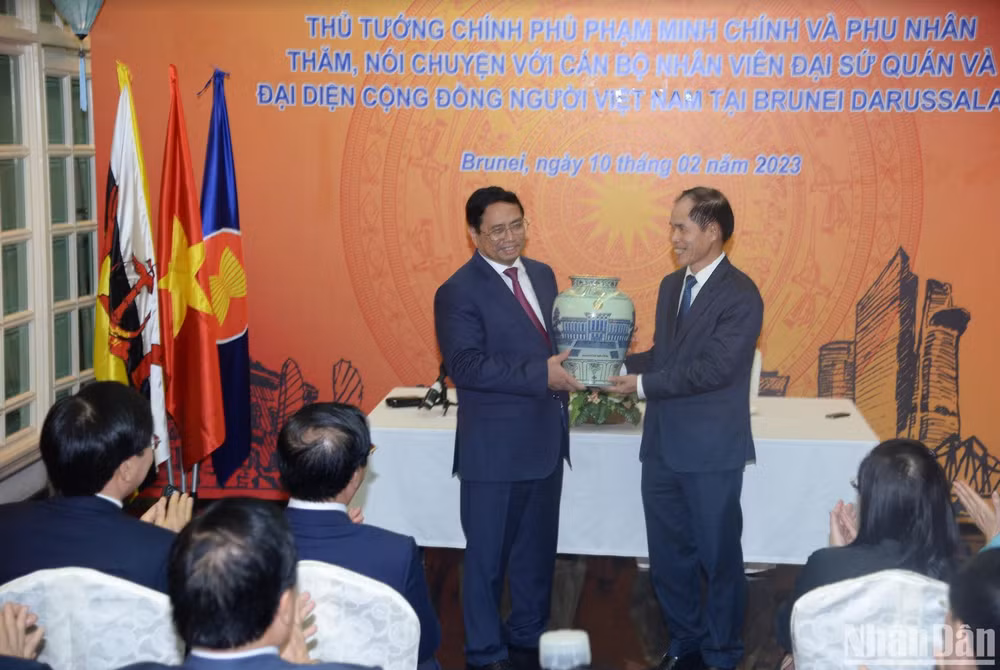 Thủ tướng Phạm Minh Chính tặng quà lưu niệm cho Đại sứ quán Việt Nam tại Brunei Darussalam.