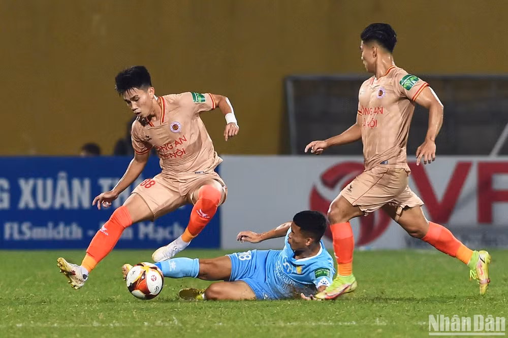 CLB Công an Hà Nội áp đảo hoàn toàn ở hiệp 1. (Ảnh: TRẦN HẢI)