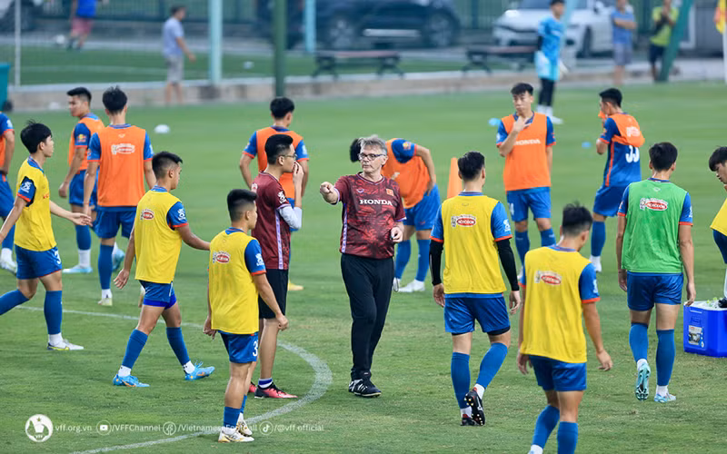 U23 Việt Nam và đội tuyển quốc gia nỗ lực tập luyện dưới sự hướng dẫn của huấn luyện viên Troussier. (Ảnh: VFF)