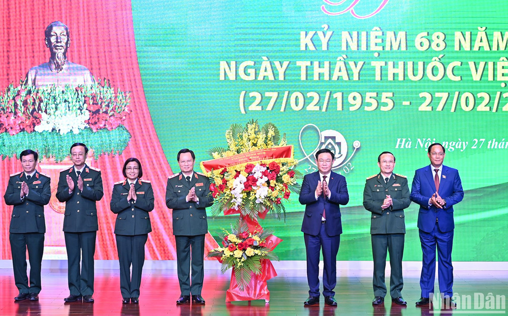 Chủ tịch Quốc hội Vương Đình Huệ tặng hoa chúc mừng đội ngũ thầy thuốc Bệnh viện Trung ương Quân đội 108. (Ảnh: Duy Linh)