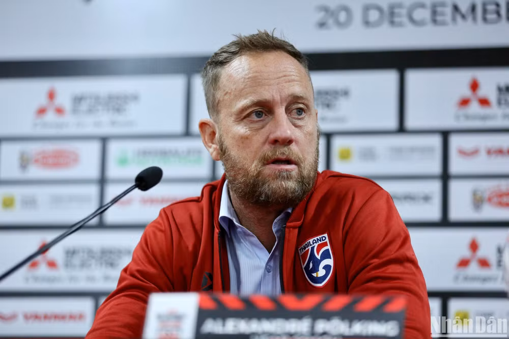 HLV Mano Polking phát biểu tại buổi họp báo sau trận hòa 2-2. (Ảnh: TRẦN HẢI)
