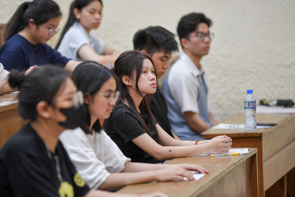 Thí sinh lắng nghe cán bộ coi thi phổ biến về quy chế của kỳ thi. Thí sinh lắng nghe cán bộ coi thi phổ biến về quy chế của kỳ thi.