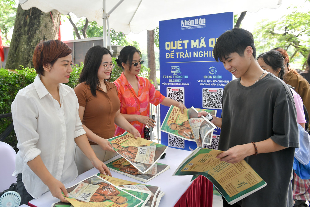 Cán bộ, phóng viên Báo Nhân Dân trao tận tay phụ san đặc biệt cho độc giả. Cán bộ, phóng viên Báo Nhân Dân trao tận tay phụ san đặc biệt cho độc giả.