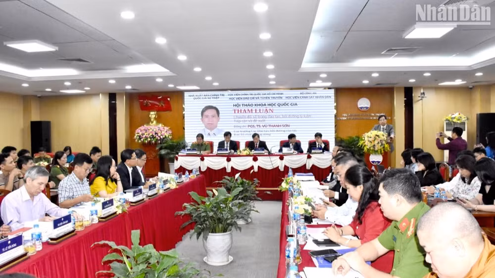 Đại biểu tham luận tại Hội thảo.