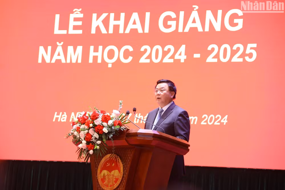 Đồng chí Nguyễn Xuân Thắng phát biểu khai giảng năm học mới của Học viện Chính trị quốc gia Hồ Chí Minh.