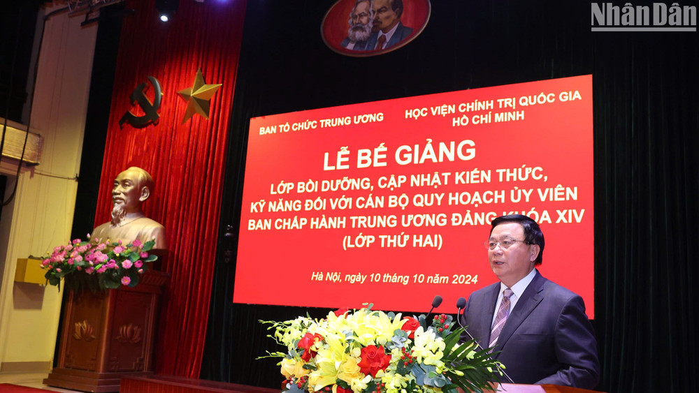 Đồng chí Nguyễn Xuân Thắng phát biểu tại Lễ bế giảng Lớp bồi dưỡng, cập nhật kiến thức, kỹ năng đối với cán bộ quy hoạch Ủy viên Ban Chấp hành Trung ương Đảng khóa XIV (lớp thứ 2).