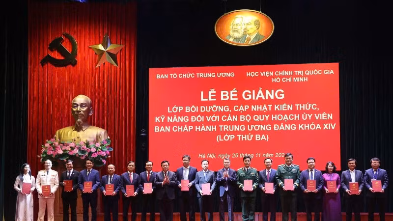 Đồng chí Nguyễn Xuân Thắng, Ủy viên Bộ Chính trị, Giám đốc Học viện Chính trị quốc gia Hồ Chí Minh trao chứng nhận tốt nghiệp cho các học viên lớp bồi dưỡng, cập nhật kiến thức, kỹ năng đối với cán bộ quy hoạch Ủy viên Trung ương Đảng khóa XIV (lớp thứ 3).