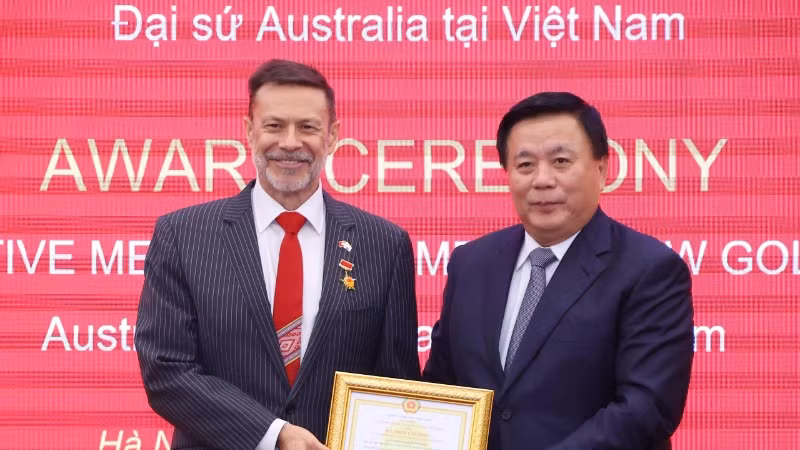 Đồng chí Nguyễn Xuân Thắng trao kỷ niệm chương tặng ngài Andrew Goldzinowski, Đại sứ Đặc mệnh toàn quyền Australia tại Việt Nam.