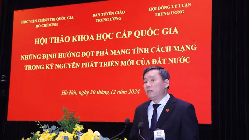 Đồng chí Lê Văn Lợi, Phó Giám đốc Học viện Chính trị quốc gia Hồ Chí Minh phát biểu tại Hội thảo khoa học "Những định hướng đột phá mang tính cách mạng trong kỷ nguyên phát triển mới của đất nước".