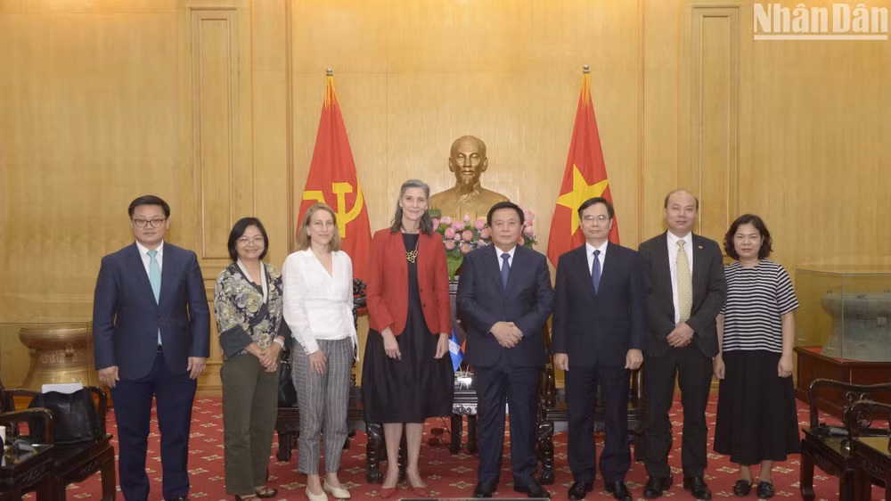 Đồng chí Nguyễn Xuân Thắng, Ủy viên Bộ Chính trị, Giám đốc Học viện Chính trị quốc gia Hồ Chí Minh, Chủ tịch Hội đồng lý luận Trung ương và bà Ramla Khalidi, Trưởng Đại diện Thường trú Chương trình phát triển Liên hợp quốc (UNDP) tại Việt Nam cùng các cộng sự.