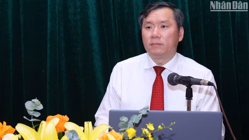 Đồng chí Lê Văn Lợi, Phó Giám đốc Học viện Chính trị quốc gia Hồ Chí Minh phát biểu tại Hội thảo.