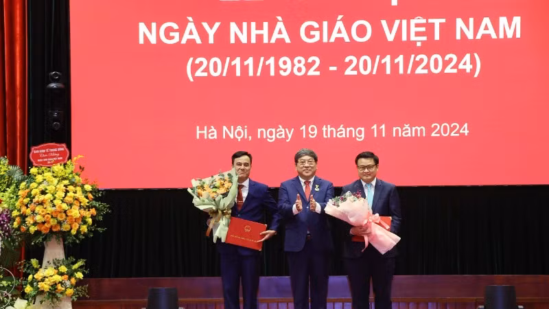 Lãnh đạo Học viện Chính trị quốc gia Hồ Chí Minh trao thưởng cho cán bộ, giảng viên tại buổi lễ kỷ niệm 42 năm Ngày Nhà giáo Việt Nam tại Học viện Chính trị quốc gia Hồ Chí Minh.