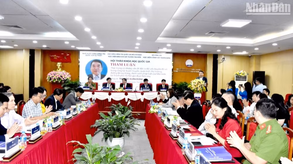 Nhiều đại biểu đóng góp ý kiến, giải pháp nhằm đẩy mạnh hiệu quả chuyển đổi số trong hoạt động của cơ quan, đơn vị.