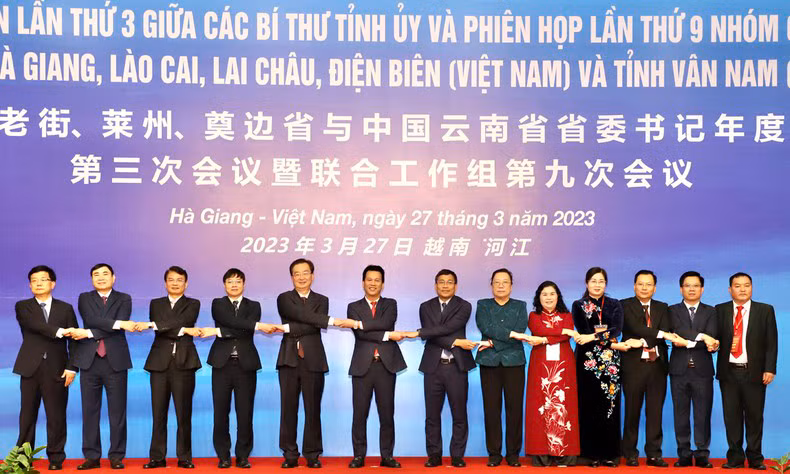 Lãnh đạo các tỉnh biên giới Việt Nam và tỉnh Vân Nam (Trung Quốc) chụp ảnh đoàn kết chúc mừng thành công hội nghị.