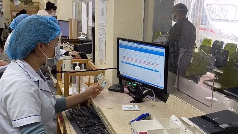 Cơ sở khám, chữa bệnh dùng căn cước công dân gắn chíp trong khám, chữa bệnh bảo hiểm y tế. (Ảnh: Tâm Trung)