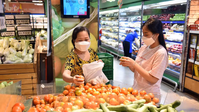 Khách hàng mua sắm tại hệ thống siêu thị Coopmart (Ảnh: nhandan.vn)