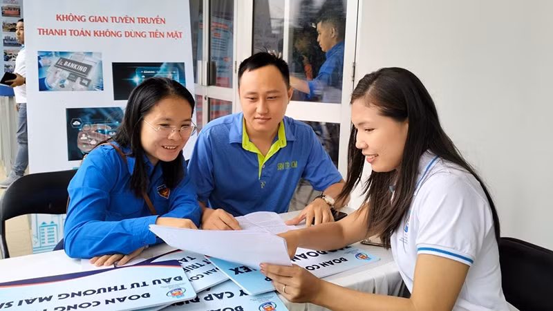 Tuổi trẻ Đoàn khối ngân hàng tư vấn về các ứng dụng không dùng tiền mặt cho đoàn viên, thanh niên.