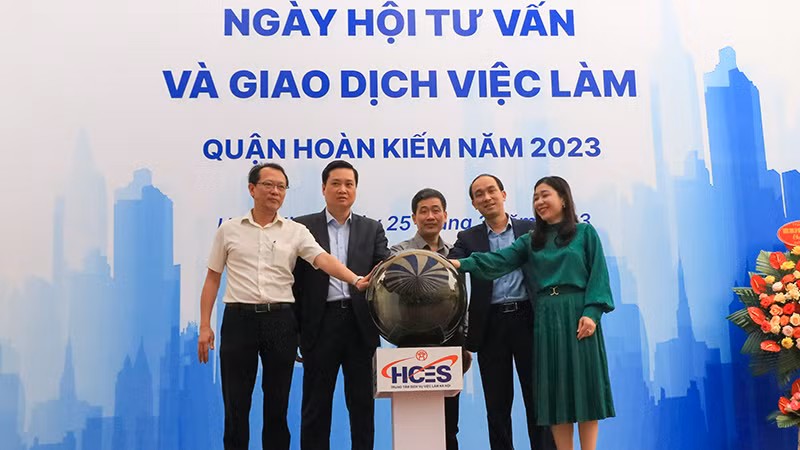 Các đại biểu khai mạc phiên giao dịch việc làm lưu động quận Hoàn Kiếm. (Ảnh: Nhật Quang)