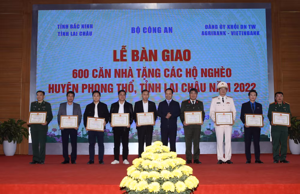 Tặng Bằng khen cho các cá nhân tập thể tiêu biểu xuất sắc trong thực hiện Đề án 645.