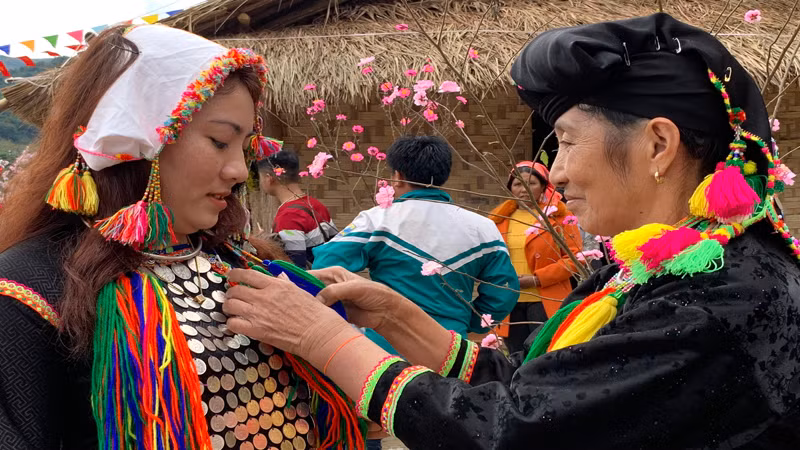 Đặc biệt trong việc bảo tồn, lưu giữ, truyền dạy văn hóa truyền thống, các điệu dân ca, dân vũ, các phong tục, tín ngưỡng, tập quán… của người Si La