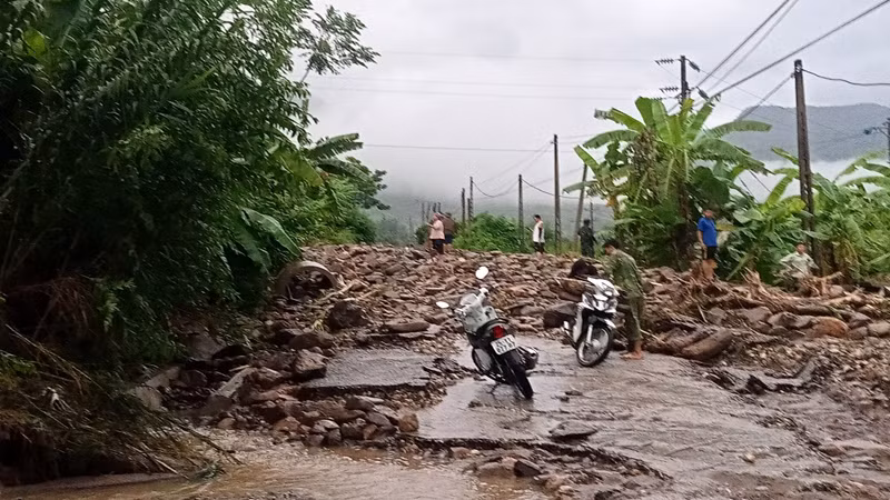 Nhiều tuyến đường, công trình, cầu cống, thủy lợi bị hư hỏng do mưa lũ.