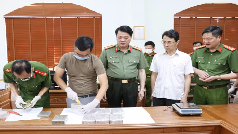 Cơ quan điều tra kiểm tra tang vật của vụ án.