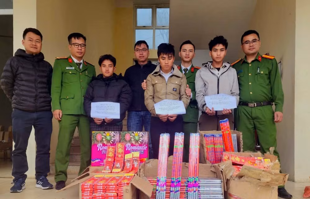 Các đối tượng và tang vật vụ án tại cơ quan điều tra. (Ảnh: Công an Lai Châu)