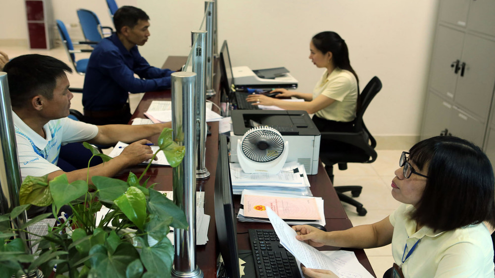 Doanh nghiệp, người dân đến Trung tâm Hành chính công được hướng dẫn và thực hiện thủ tục nhanh gọn, hiệu quả.