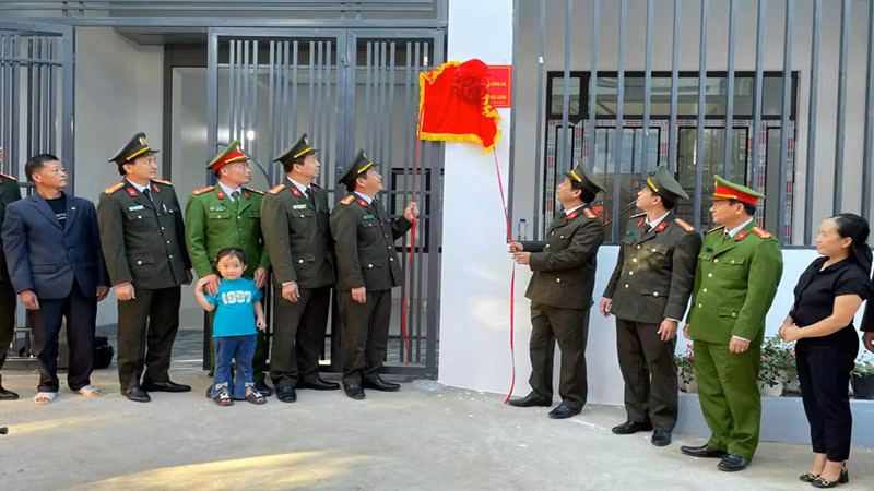 Tặng nhà “Nghĩa tình đồng đội” cho Đại úy Vừ A Di - Phó trưởng Công an xã Khổng Lào, huyện Phong Thổ.