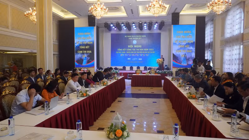 Đại diện 8 Đài Phát thanh-Truyền hình các tỉnh Tây Bắc về dự tổng kết thi đua cụm tại Lai Châu.