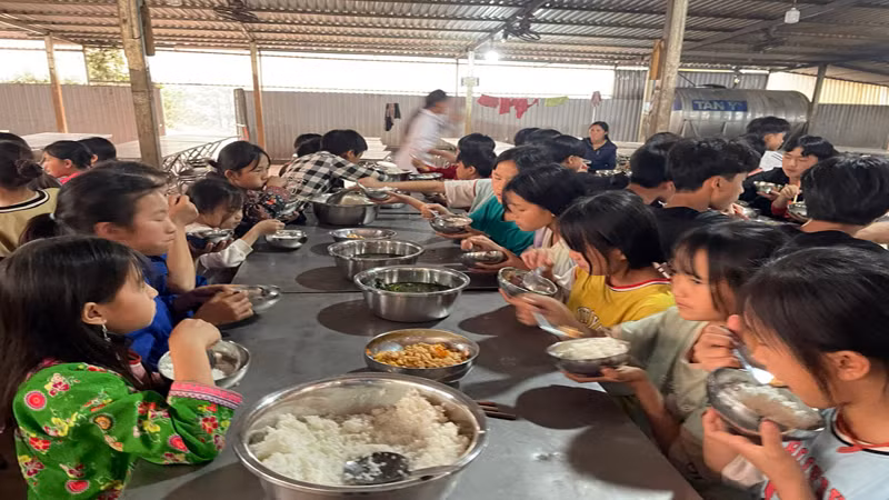 Nhà ăn của Trường phổ thông bán trú tiểu học và trung học cơ sở Nậm Ngà vẫn là nhà tạm.