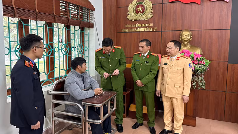 Đối tượng Mình tại cơ quan điều tra. (Ảnh: Công an Lai Châu)