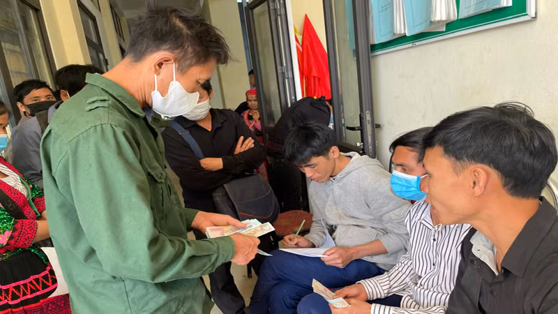 Người dân xã Tà Tổng được lĩnh tiền dịch vụ môi trường rừng năm 2022. Tà Tổng là một trong những địa phương có diện tích rừng lớn, tổng tiền chi trả của cả xã cũng gần 30 tỷ đồng.